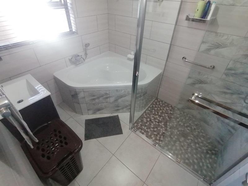 5 Bedroom Property for Sale in Fraaiuitsig Western Cape